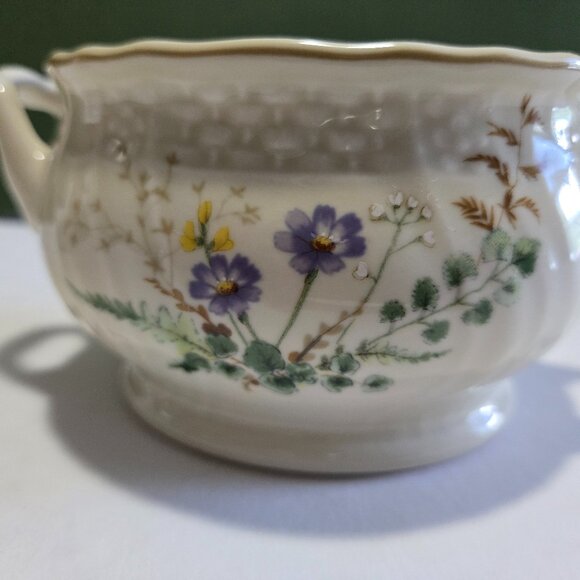 Mikasa Sugar Bowl with Salt & Pepper Shakers - Picture 10 of 14